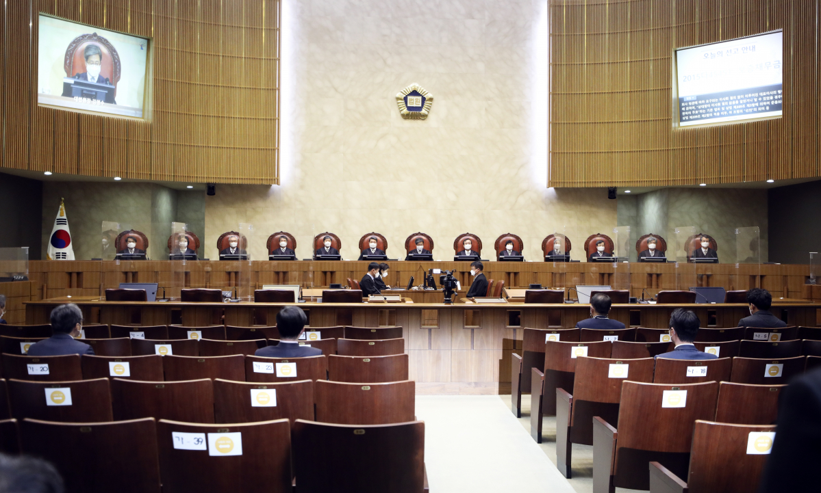 ▲ 김명수 대법원장을 비롯한 대법관들이 18일 오후 서울 서초구 대법원에서 열린 전원합의체 선고에 참석해 있다. (뉴시스)