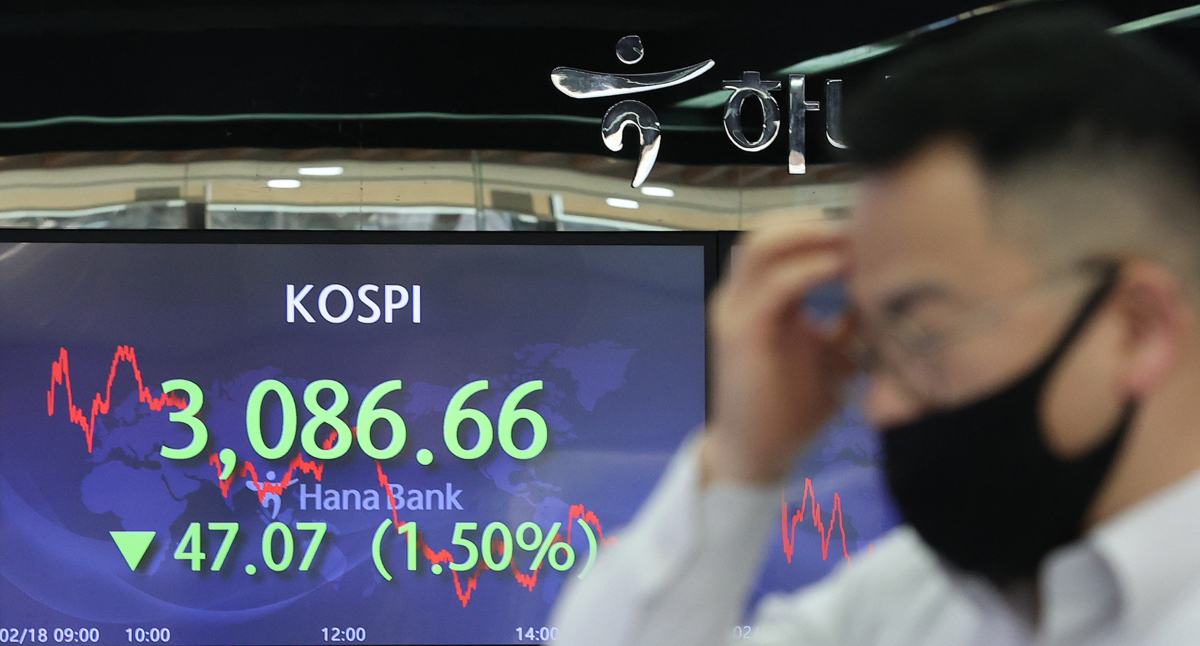 ▲18일 오후 서울 중구 하나은행 본점 딜링룸 전광판에 코스피지수가 표시돼 있다. (연합뉴스)