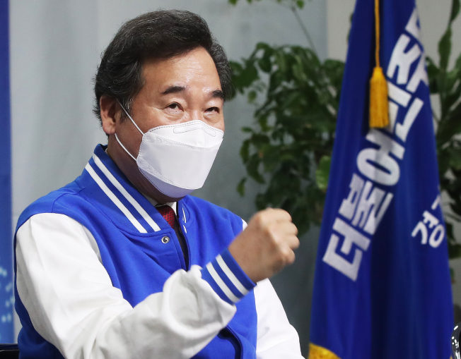 ▲더불어민주당 이낙연 대표가 18일 오후 경기도 수원시 더불어민주당 경기도당에서 열린 제3차 민생연석회의에서 재ㆍ보궐선거 승리를 다짐하며 구호를 외치고 있다. (연합뉴스)