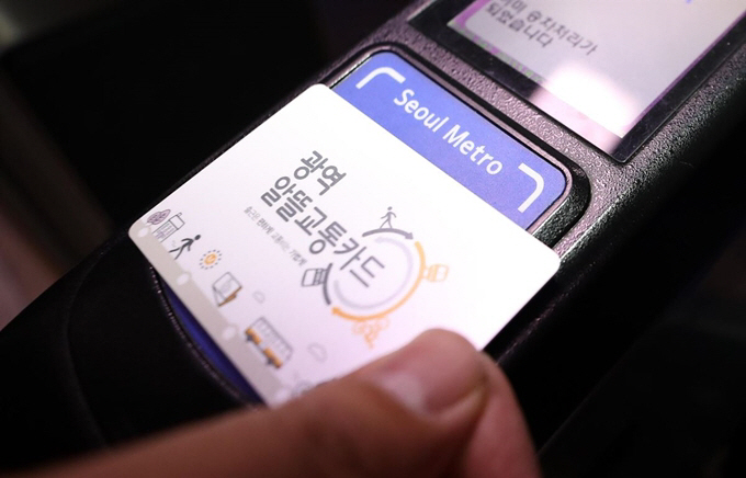 ▲한 시민이 광역알뜰교통카드를 사용하고 있다. (사진제공=뉴시스)