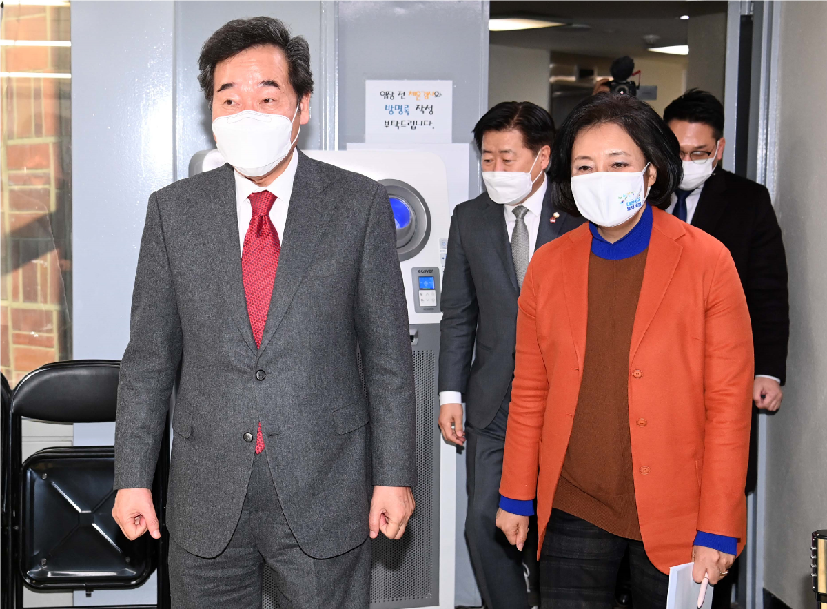 ▲더불어민주당 이낙연 대표가 18일 서울 종로구에 위치한 더불어민주당 박영선 서울시장 예비후보 캠프를 방문해 박 후보와 함께 캠프로 들어서고 있다.  (연합뉴스)