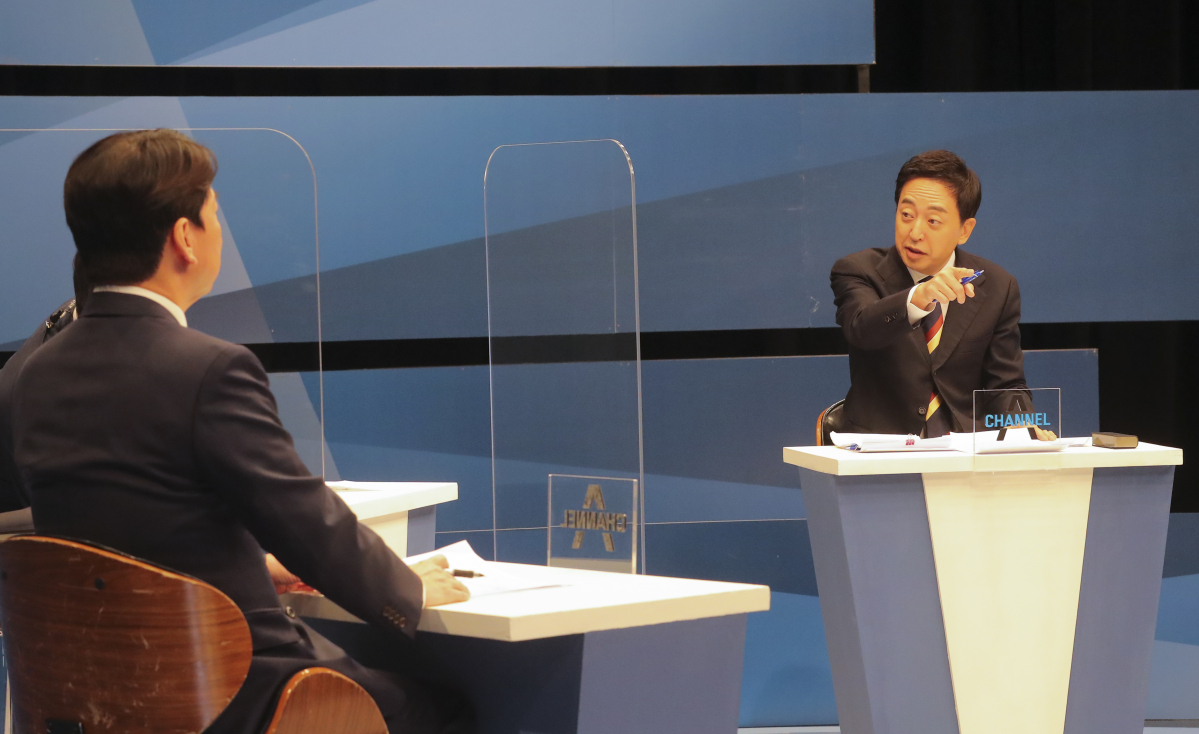 ▲서울시장 재보궐 선거에 출마한 금태섭 무소속 예비후보(오른쪽)가 18일 상암동 '채널A' 사옥에서 안철수 국민의당 예비후보(왼쪽)와 단일화를 위한 토론을 하고 있다. (국회사진취재단)