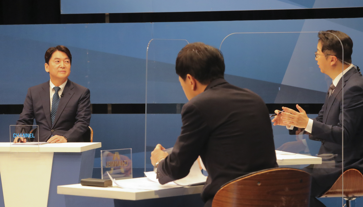 ▲서울시장 재보궐 선거에 출마한 안철수 국민의당 예비후보(왼쪽)가 18일 상암동 '채널A' 사옥에서 금태섭 무소속 예비후보(가운데)와 단일화를 위한 토론을 하고 있다. (국회사진취재단)