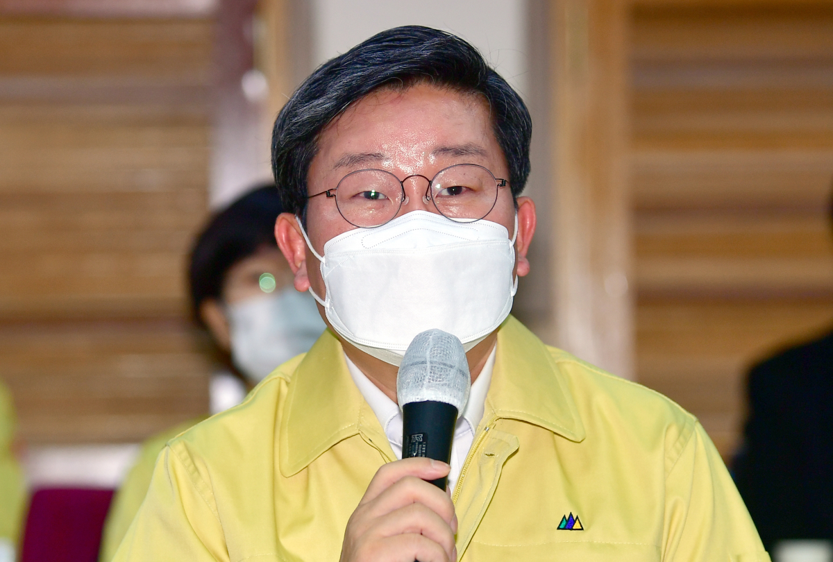 ▲전해철 행정안전부 장관 지난 17일 열린 국회 행정안전위원회 업무보고에서 이영 국민의힘 국회의원이 ‘시보 떡 관행’에 대해 지적하자 “확인해보겠다”고 답했다. (뉴시스)