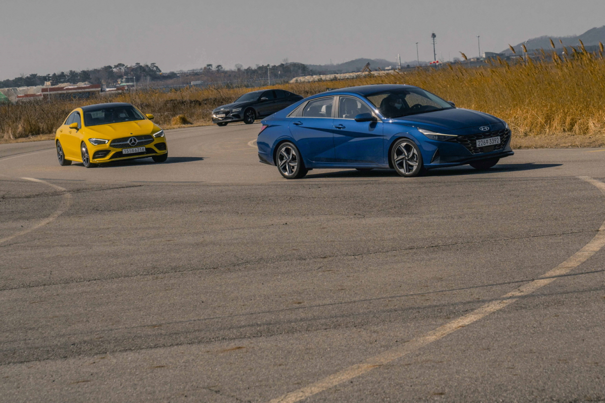 ▲한국자동차기자협회 소속 기자들이 2021 올해의 차 최종 심사를 위해 자동차안전연구원 조향성 시험로에서 후보 모델별 시승에 나서고 있다.   (사진제공=KAJA)