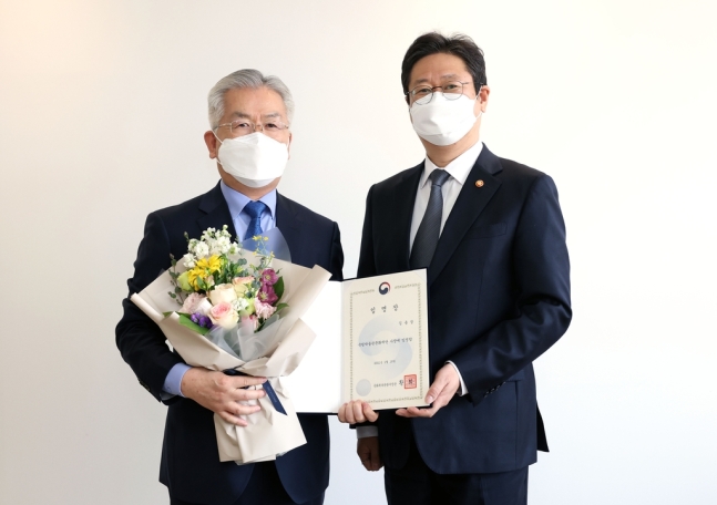 ▲문화체육관광부는 19일 국립박물관문화재단 사장에 김용삼 전 문체부 차관(왼쪽)을 임명했다고 밝혔다. (사진제공=문화체육관광부)