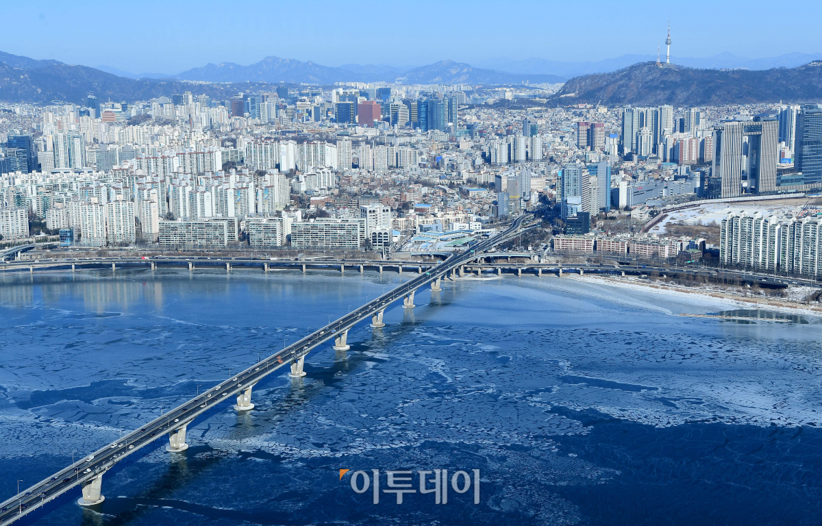 ▲서울 여의도 63스퀘어에서 바라본 얼어붙은 한강변 너머로 아파트 단지들이 밀집해 있다. (이투데이DB)