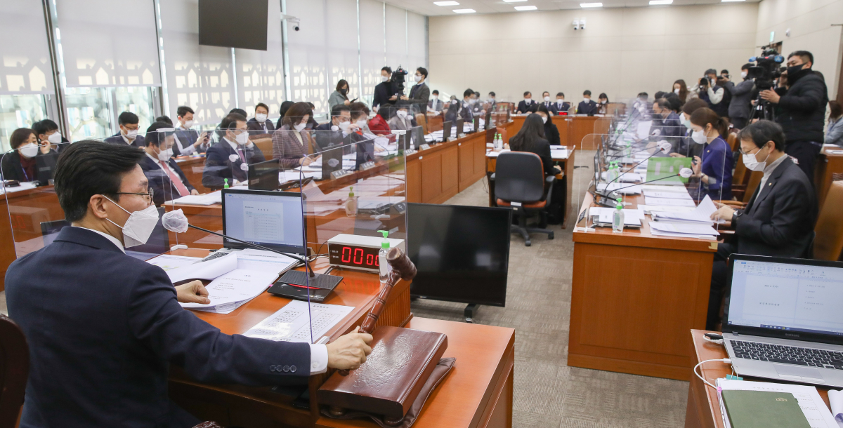▲17일 국회에서 열린 보건복지위원회 전체회의에서 김민석 위원장이 의사봉을 두드리고 있다. (연합뉴스)