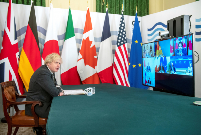 ▲보리스 존슨(왼쪽) 영국 총리와 조 바이든 미국 대통령, 쥐스탱 트뤼도 캐나다 총리, 스가 요시히데 일본 총리, 앙겔라 메르켈 독일 총리, 마리오 드라기 이탈리아 총리, 에마뉘엘 마크롱 프랑스 대통령이 19일(현지시간) 화상으로 열린 주요 7개국(G7) 정상회의에 참석하고 있다. 런던/로이터연합뉴스