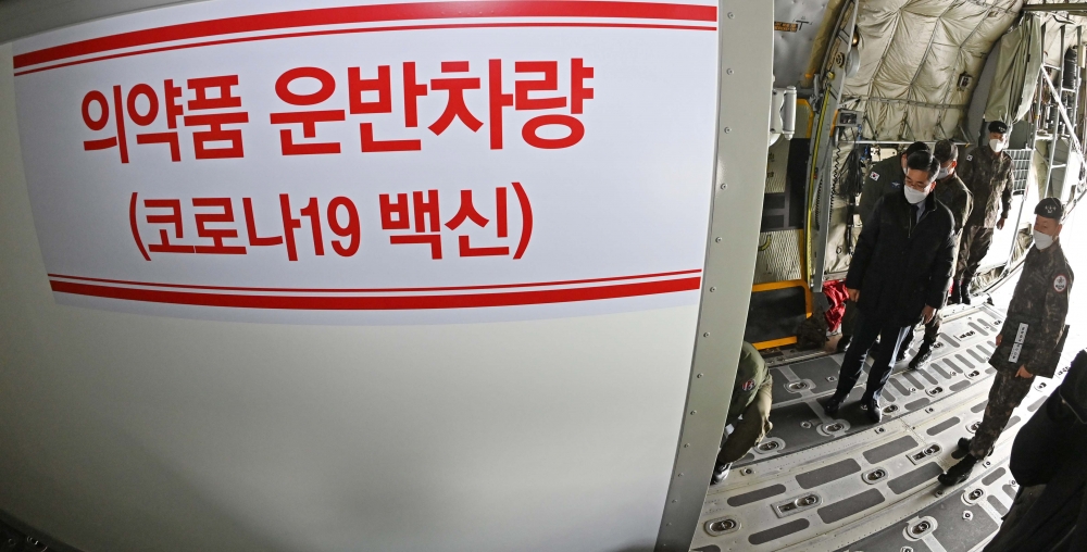 ▲19일 경기도 성남 서울공항에서 열린 백신 유통 제2차 범정부 통합 모의훈련에서 서욱 국방부 장관이 준비상황을 점검하고 있다. 금일 훈련은 도서지역에 대한 민간 항공수송이 제한될 경우 군 항공기에 백신 수송차량을 탑재해 수송하는 훈련이다. 사진공동취재단 (이투데이DB)