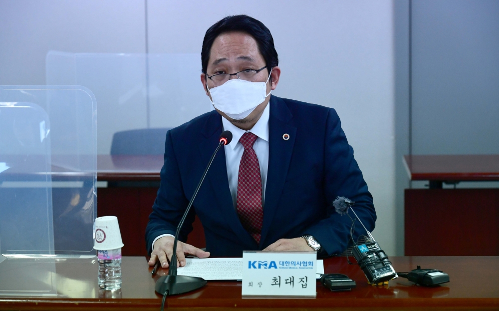 ▲최대집 대한의사협회장이 18일 서울 용산구 대한의사협회에서 열린 ‘코로나19 대응 및 백신 접종 계획 관련 국민의당-대한의사협회 간담회’에서 모두발언을 하고 있다. 신태현 기자 holjjak@ (이투데이DB)