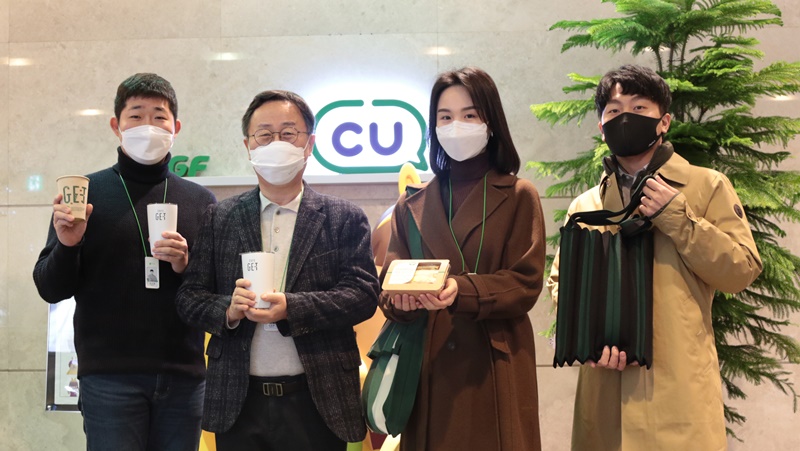 ▲BGF리테일 이건준 대표(왼쪽에서 두번째)가 BGF 사옥에서 임직원과 함께 고고챌린지에 참여하고 있다 (사진제공=BGF리테일)