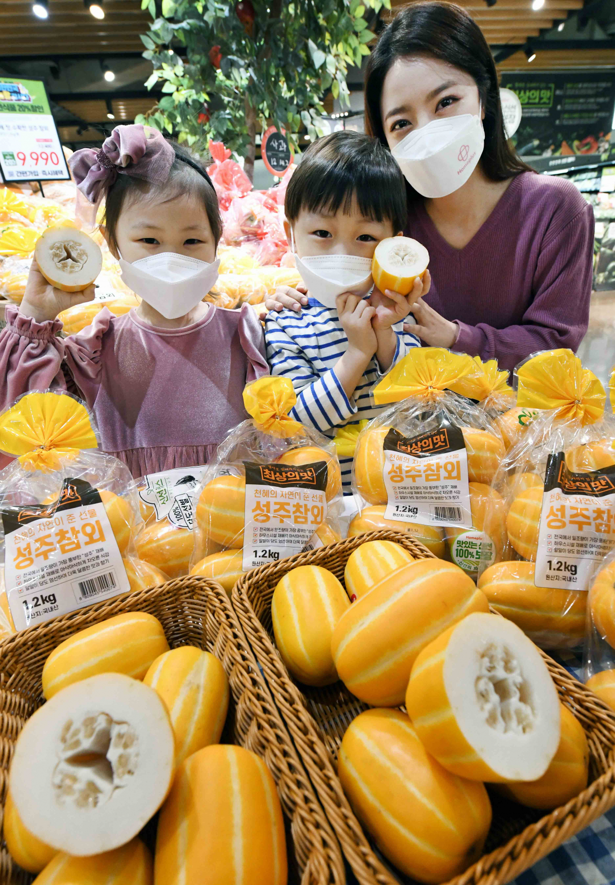 ▲21일 서울 등촌동 홈플러스 강서점에서 모델들이 올해 처음으로 선보이는 성주 참외를 소개하고 있다. (사진제공=홈플러스)