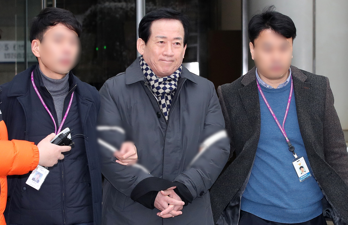 ▲부정채용 등 업무방해 혐의로 구속영장이 청구된 오현득 국기원장이 2018년 12월 서울 서초구 서울중앙지법에서 영장실질심사를 마친 후 법원을 나서고 있다. (뉴시스)