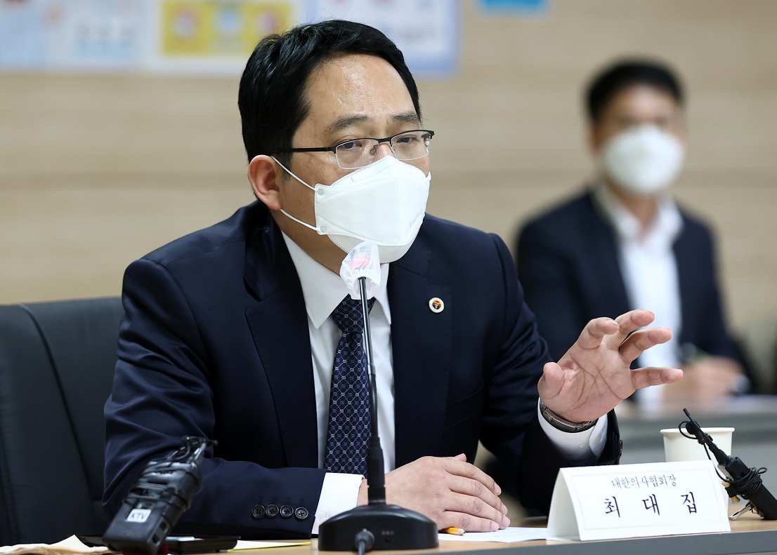 ▲ 21일 오후 서울 중구 한국 건강증진개발원에서 열린 코로나19 백신접종 의정공동위원회 2차회의에서 최대집 대한의사협회장이 발언하고 있다.  (연합뉴스)