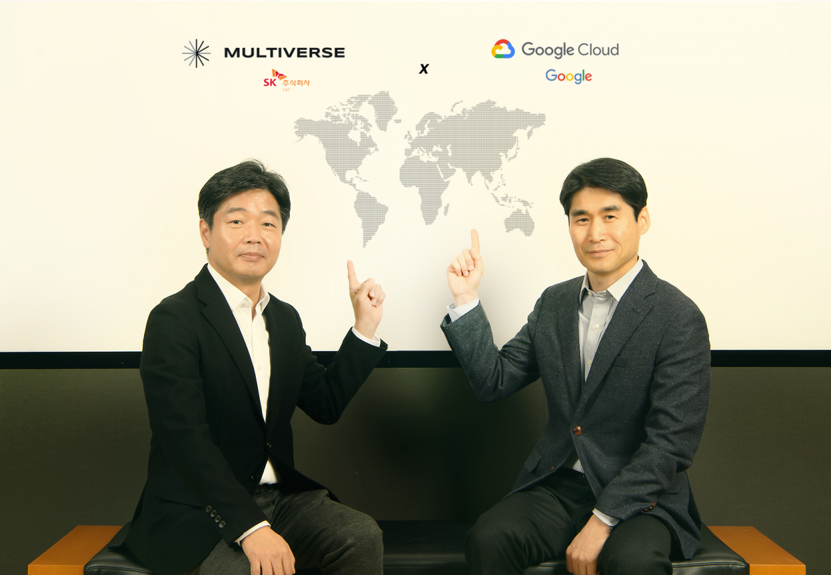 ▲이기열 SK㈜ C&C Digital플랫폼총괄(왼쪽)과 최기영 구글 클라우드 코리아 대표가 상호 협력 미팅을 갖고 기념사진을 촬영하고 있다.  (사진제공=SK㈜ C&C )