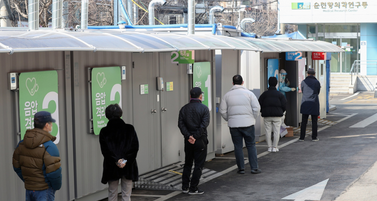 ▲서울 용산구 순천향대학교 서울병원 관련 신종 코로나 바이러스 감염증(코로나19) 확진자가 누적 200명을 넘어선 21일 서울 순천향대학교 서울병원에 설치된 코로나19 선별진료소에서 시민들이 검사를 기다리고 있다. (뉴시스)