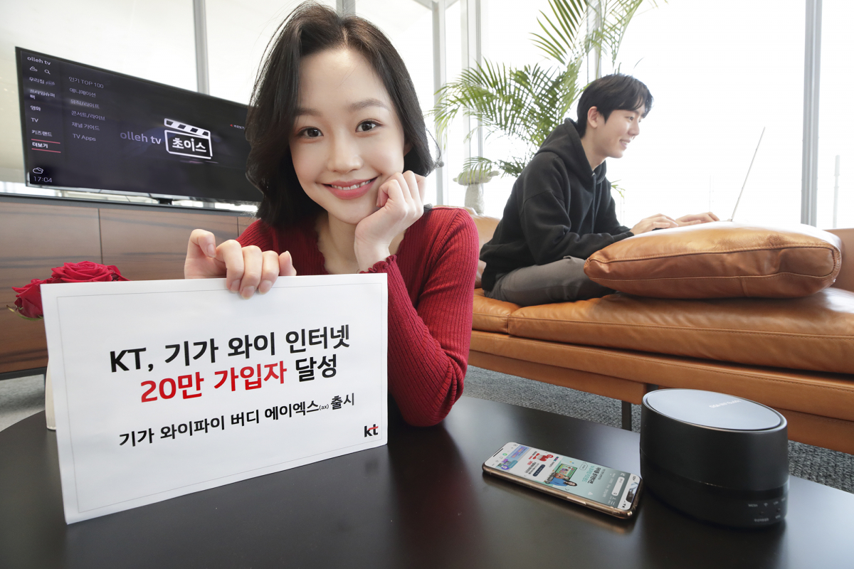 ▲KT 관계자가 기가 와이 인터넷을 홍보하고 있다. (사진제공=KT)