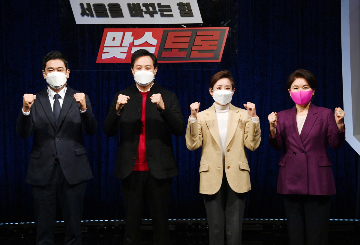 ▲국민의힘 오신환(왼쪽부터), 오세훈, 나경원, 조은희 서울시장 경선후보들이 19일 서울 용산구 백범김구기념관에서 열린 '2차 맞수토론'에 앞서 기념촬영을 하고 있다. (국회사진취재단)