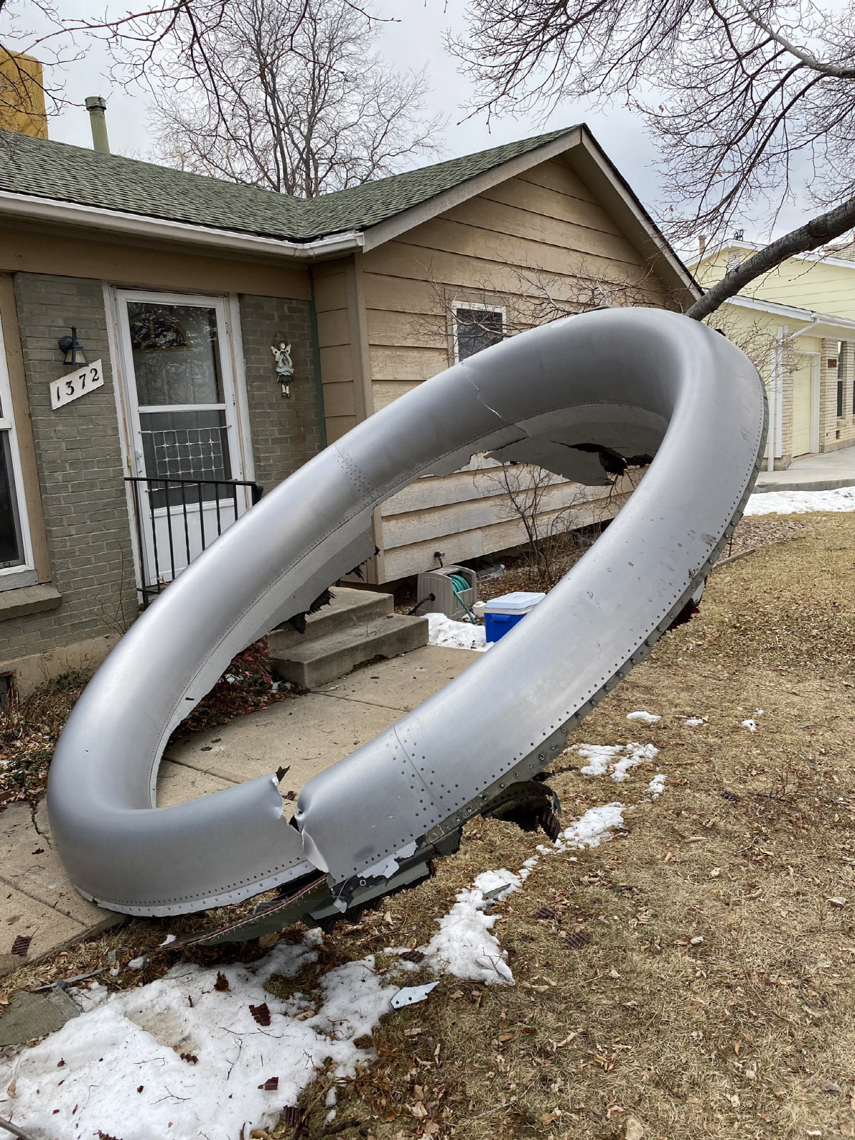 ▲20일(현지시간) 미국 콜로라도주 브룸필드의 한 주택 앞에 유나이티드항공 328편의 기체 파편이 떨어져 있다. 브룸필드/EPA연합뉴스
