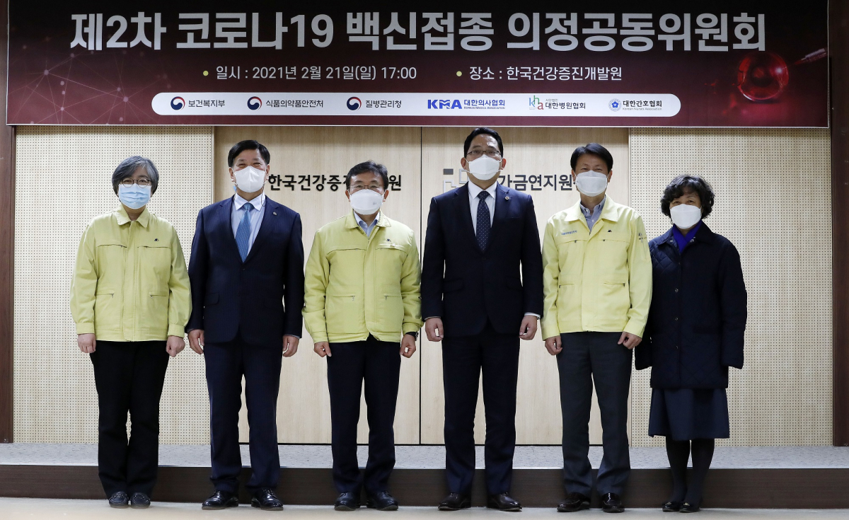 ▲21일 오후 서울 중구 남산스퀘어빌딩에 위치한 한국건강증진개발원에서 열린 제2차 신종 코로나바이러스 감염증(코로나19) 백신접종 의정공동위원회 회의에서 정은경(왼쪽부터) 질병관리청 청장, 정영호 대한병원협회 회장, 권덕철 보건복지부 장관, 최대집 대한의사협회 회장, 김강립 식품의약품안전처 처장, 신경림 대한간호협회 회장이 기념촬영을 하고 있다. (뉴시스)