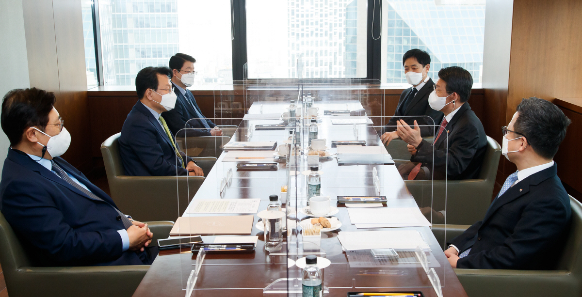 ▲은성수 금융위원장이 22일 서울 중구 은행회관에서 금융협회장 간담회를 진행하고 있다. 왼쪽 아래부터 시계방향으로 박재식 저축은행중앙회장, 김광수 은행연합회장, 정희수 생명보험협회장, 김주현 여신금융협회장, 은성수 금융위원장, 정지원 손해보험협회장. 사진제공 금융위