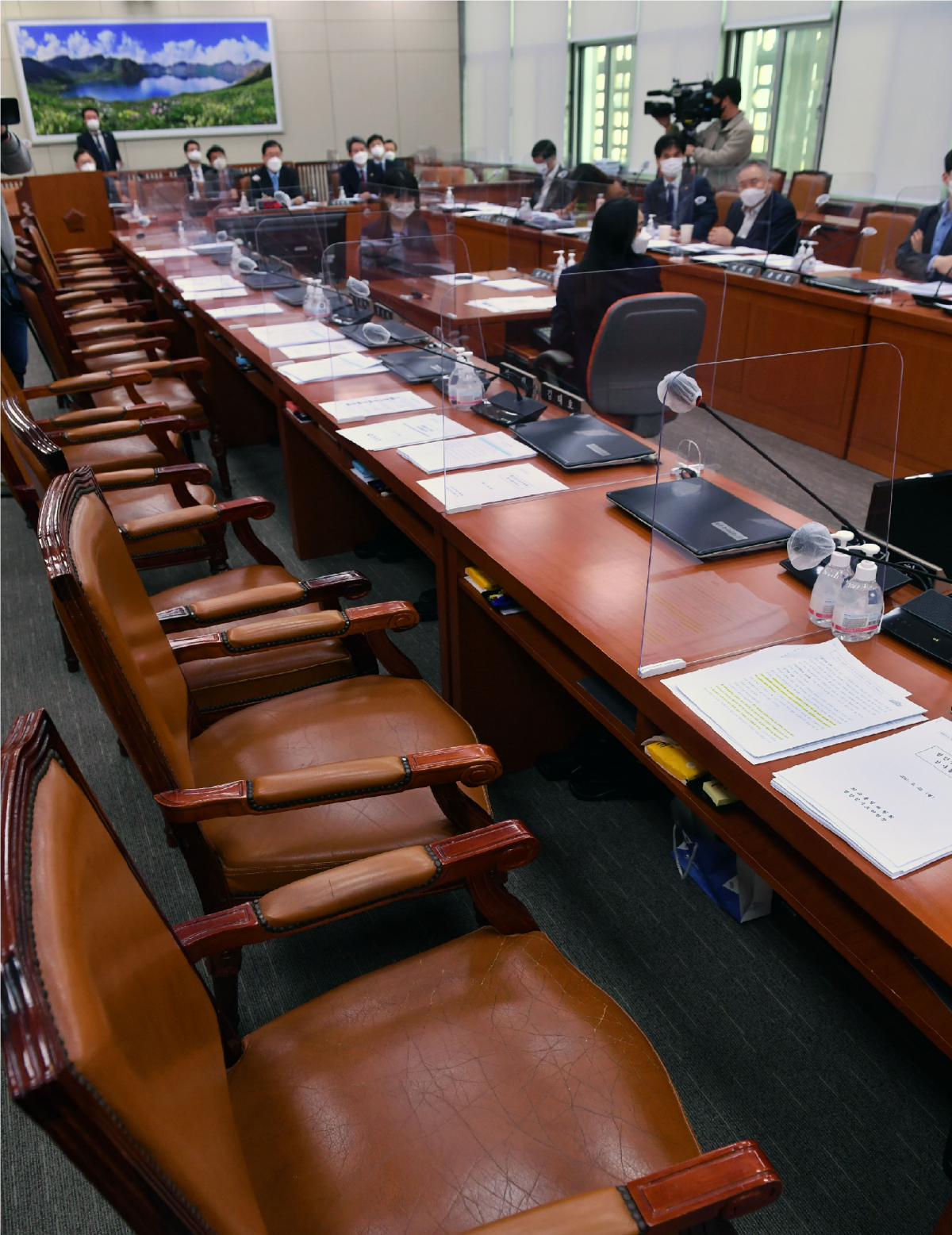 ▲22일 국회에서 열린 외교통일위원회 전체회의에서 ILO 핵심 비준안인 '결사의 자유'(87호)와 '단결권·단체교섭권'(98호) 관련 협약의 의결을 앞두고 국민의힘 의원들이 퇴장해 자리가 비어있다.    (연합뉴스)