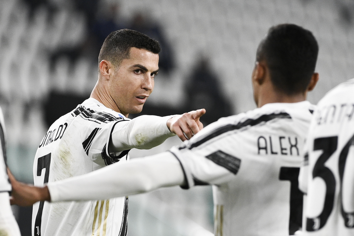 ▲23일(한국시간) 새벽 이탈리아 토리노 알리안츠 아레나에서 열린 2020~21시즌 이탈리아 세리에A 23라운드에서 유벤투스의 호날두가 크로토네를 맞아 득점을 기록한 후 동료들과 축하하고 있다. (AP/뉴시스)