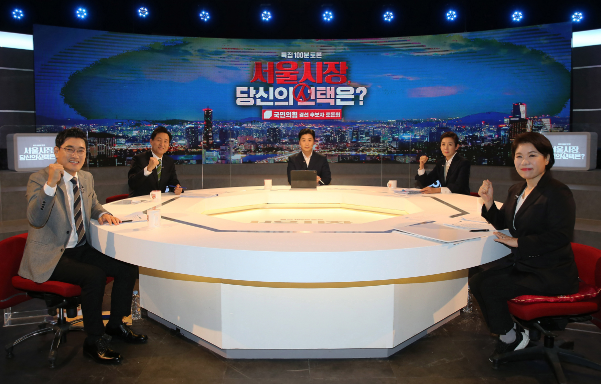 ▲오신환(왼쪽부터), 오세훈, 나경원, 조은희 국민의힘 서울시장 경선후보가 22일 서울 마포구 상암동 MBC에서 열린 100분 토론에 앞서 기념촬영하고 있다.  (국회사진취재단)