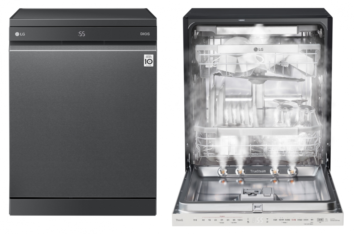 ▲물을 100도(℃)로 끓여 만든 트루스팀(TrueSteam) 기능을 탑재한 LG 디오스 식기세척기 스팀(왼쪽)과 LG 오브제컬렉션 식기세척기 (사진제공=LG전자)