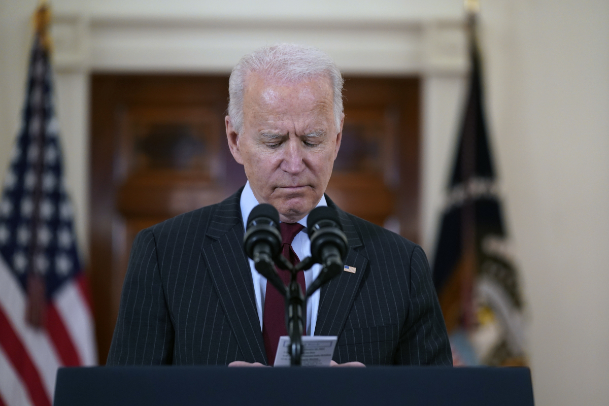 ▲조 바이든 미국 대통령이 22일(현지시간) 백악관에서 코로나19 
 누적 사망자 50만명을 기리는 행사에 참석해 침통한 표정을 짓고 있다. 워싱턴D.C/AP뉴시스 