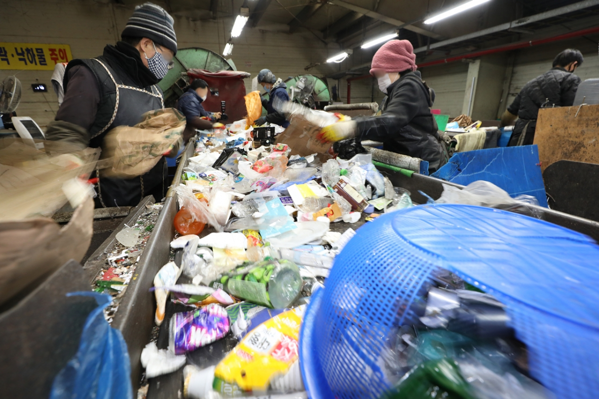 ▲서울 송파구 장지동 송파자원순환공원 재활용 선별장에서 직원들이 일회용 재활용품 선별 작업을 하고 있다. (뉴시스)