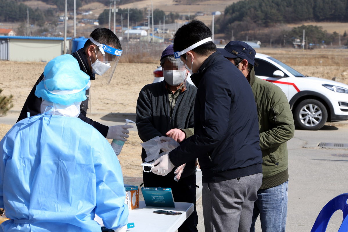 ▲강원도 정선 임계면 주민들이 22일 오후 정선군 임계면 종합복지회관 이동선별진료소를 찾았다. 임계면 교회에서 신종 코로나바이러스 감염증 집단감염 사태가 터져 21명의 확진자가 나왔다.  (뉴시스)