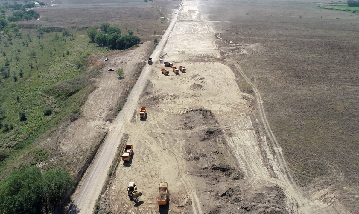 ▲SK건설은 자사가 참여하는 '카자흐스탄 알마티 순환도로' 사업이 금융 전문지 PFI(Project Finance International)에서 ‘올해의 유럽 교통 프로젝트(Europe Transport Deal of the Year)’로 선정됐다고 지난 2월 23일 밝혔다. 사진은 현지 도로 건설 현장. (사진 제공=SK건설)