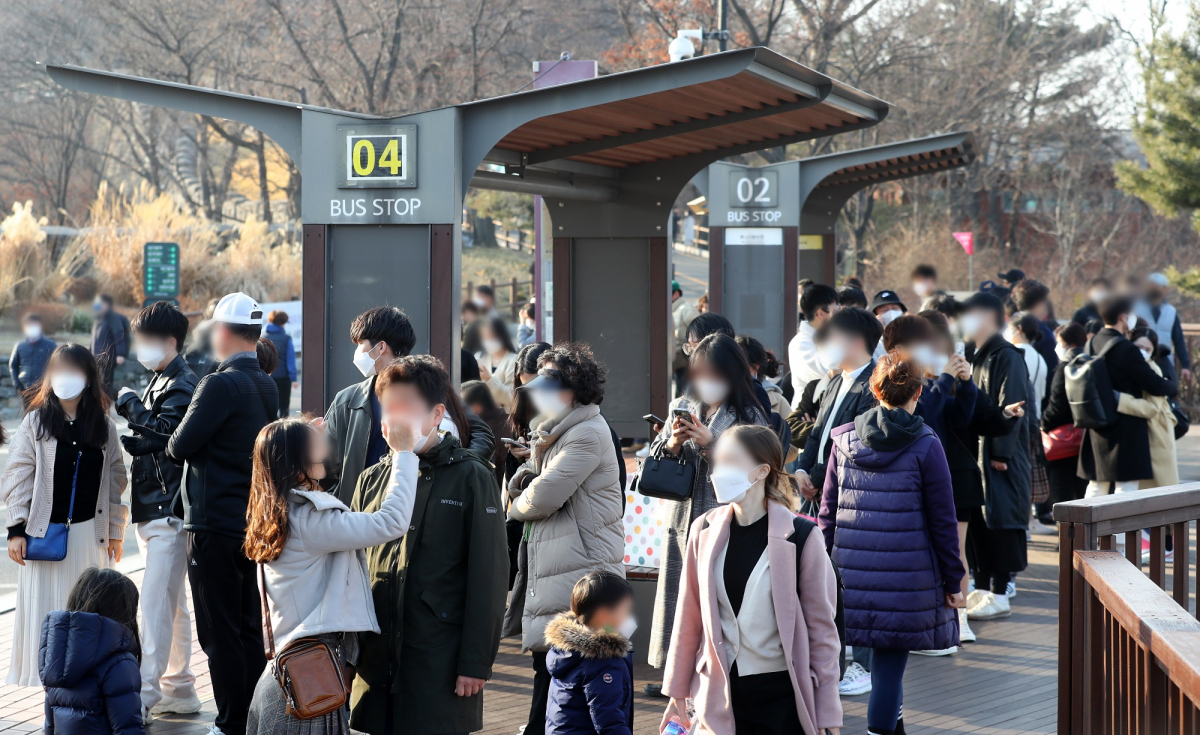 ▲사회적 거리두기 단계가 수도권 2단계, 비수도권 1.5단계로 완화되고 첫 휴일을 맞은 21일 오후 서울 중구 남산을 찾은 시민들이 남산타워 버스 정류장에 빼곡히 모여있다. (뉴시스)