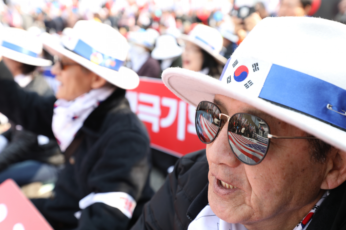 ▲지난해 서울 용산구 서울역에서 '3·1운동 100주년 구국투쟁' 집회를 열고 있다.  (뉴시스)