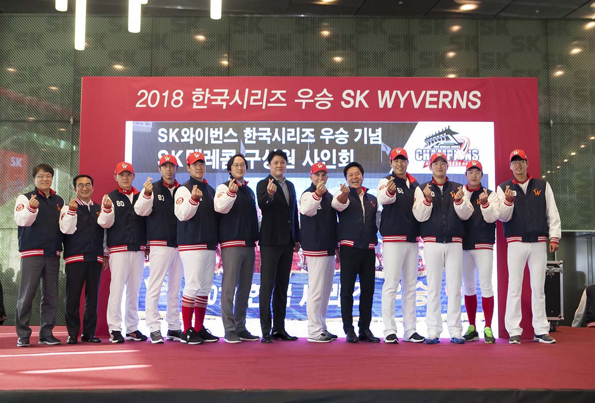 ▲2018년 11월 15일 서울 을지로 SK텔레콤 T타워에서 열린 'SK와이번스 우승 기념행사'에서 SK텔레콤 박정호 CEO와 힐만 감독, 문경은 SK나이츠 감독이 기념촬영을 하고 있다. (뉴시스)