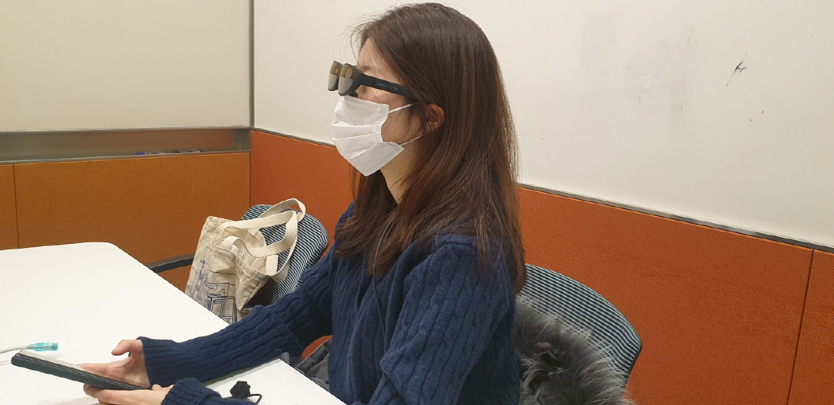 ▲이지민 이투데이 기자가 18일 서울 용산구 LG유플러스 본사에서 ‘U+리얼글래스’를 체험하고 있다.
