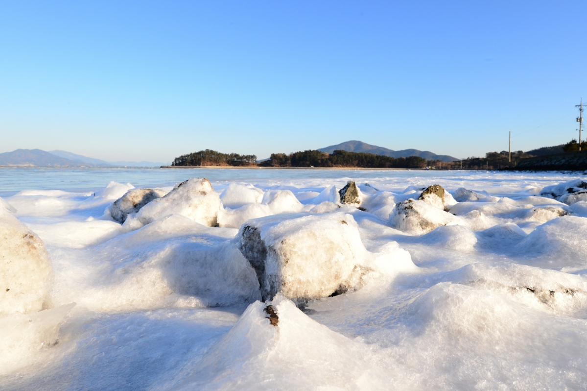 ▲올해 초 한파로 꽁꽁 언 남해군 이동면 인근 갯벌. (뉴시스)