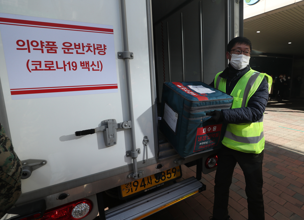 ▲2월 19일 오후 대구 북구보건소에서 열린 백신 수송 훈련에서 보관창고에서 경찰 호위 속에 수송된 아스트라제네카 백신 모형이 보건소에 도착하고 있다. (연합뉴스)