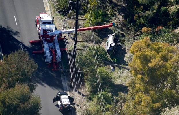 ▲타이거 우즈가 운전한 제네시스 GV80가 도로 밖으로 10m 아래로 굴러 떨어졌다. (AP/뉴시스)