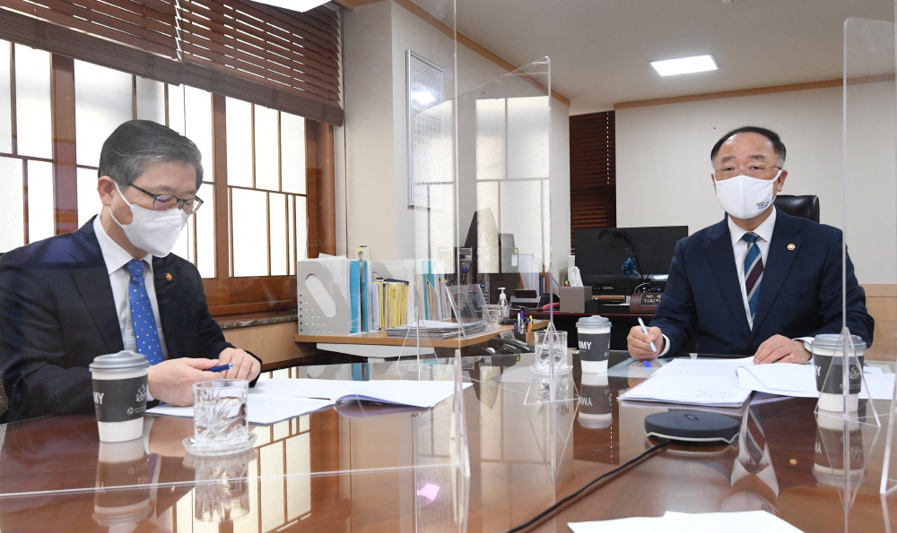 ▲홍남기 경제부총리 겸 기획재정부 장관이 2월 24일 서울 광화문 정부서울청사에서 열린 '부동산 관계장관회의'를 주재하고 있다. 홍 부총리 왼쪽에 변창흠 국토교통부 장관. (사진제공=기획재정부)