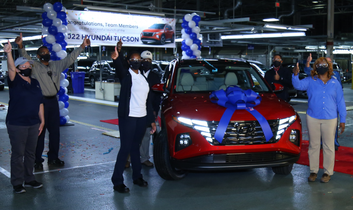 ▲23일(현시지간) 미국 앨라배마 공장에서 투싼 1호차 출고 기념식이 열렸다. 2005년 이 공장이 준공한 이래 네 가지 신차를 생산한 것은 이번이 처음. 하반기에는 투싼 기반의 소형 픽업트럭 생산도 시작한다. (사진제공=현대차)