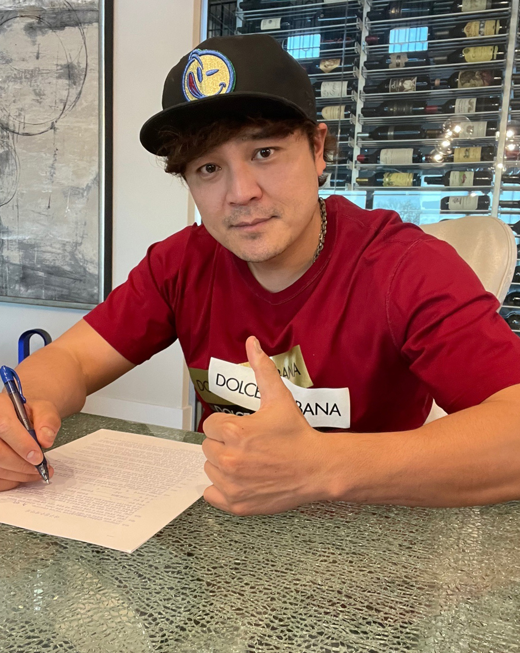 ▲신세계그룹은 23일 추신수와 연봉 27억 원에 신세계 이마트 야구단 입단 계약을 체결했다고 밝혔다. 사진은 신세계 야구단 계약서에 사인하는 추신수. (사진제공=신세계 야구단)