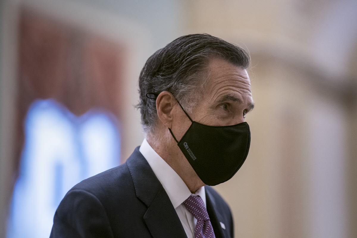 ▲밋 롬니 공화당 상원 의원이 11일(현지시간) 의회에서 열린 도널드 트럼프 전 대통령의 탄핵심판에 참석하고 있다. 워싱턴D.C./AP연합뉴스