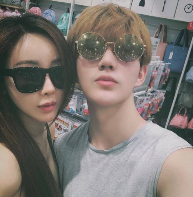 ▲방송인 함소원이 라이브 방송 도중 김치를 ‘파오차이’(泡菜)라고 말한 사실이 알려지면서 방송 하차를 요구하는 국민청원이 등장했다. 사진은 방송인 함소원과 진화. (출처=웨이보 캡처)