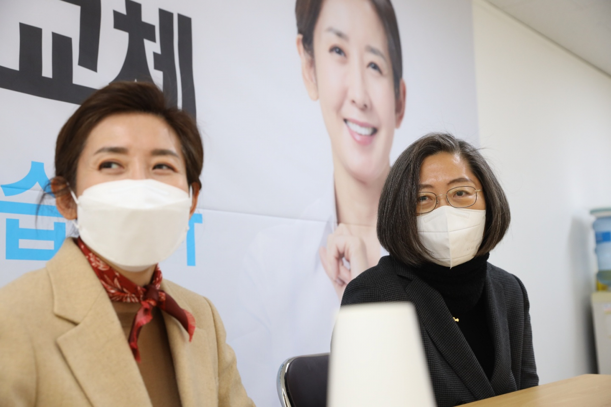 ▲서울시장 보궐선거를 앞둔 나경원 국민의힘 예비후보가 24일 이수정 경기대 범죄심리학과 교수를 3호 고문으로 영입했다. (나경원 선거캠프 제공)