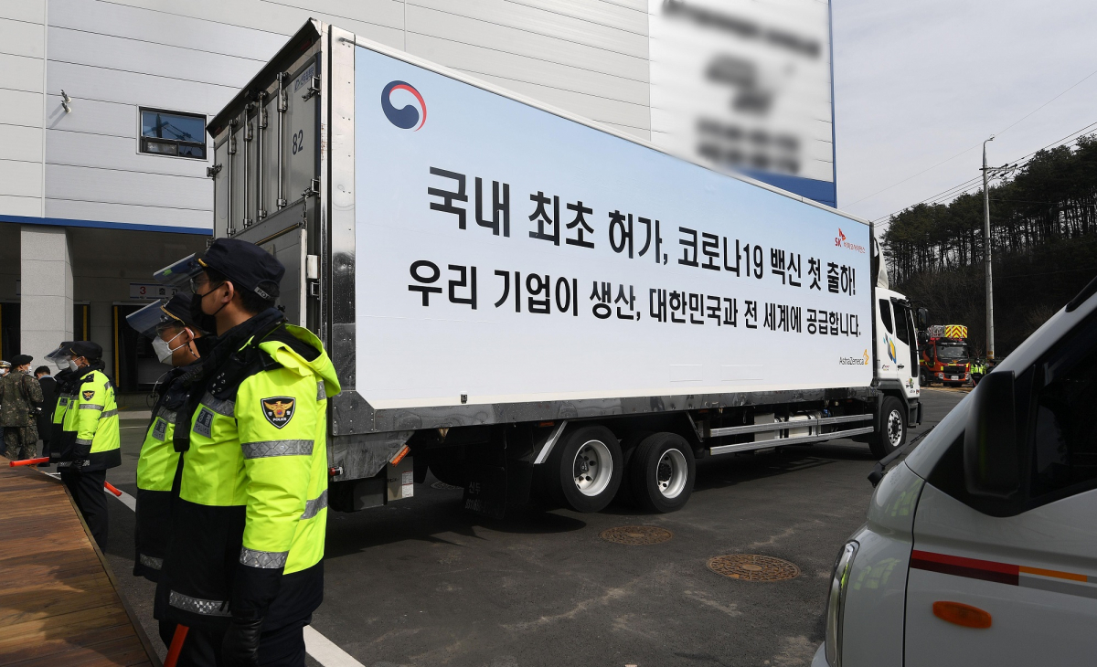 ▲아스트라제네카 코로나 19 백신 국내 첫 출하가 시작된 24일 경북 안동시 SK바이오사이언스공장에서 출하돼 경기도 이천 물류센터로 도착한 아스트라제네카 백신 수송 차량. 이날 물류센터에 도착한 백신은 정부가 계약한 75만명분의 일부인 15만명 분으로 하루 뒤인 25일부터 전국 각지 보건소와 요양병원으로 순차적으로 운송될 예정이다.  (뉴시스)