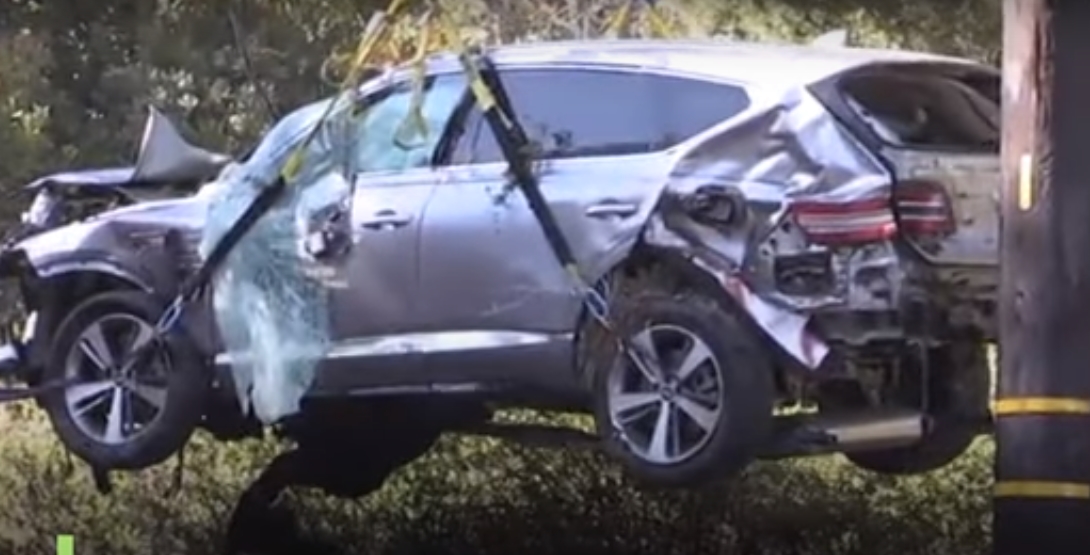 ▲사고가 난 제네시스 GV80은 앞뒤 '크럼블 존'이 크게 파손됐음에도 승객이 머물고 있는 세이프티 존은 오롯하게 원래 형태를 유지했다. 네 바퀴에 견인로프를 연걸할 수 있을만큼 차축도 강성을 유지한 것으로 분석됐다.  (CNN 방송 캡처)