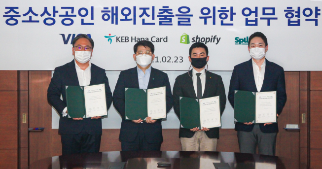 ▲23일 서울 중구 을지로에 위치한 하나카드 본사에서 진행된 '중소상공인 해외진출을 위한 업무 협약식'에서 패트릭윤 비자코리아 사장(왼쪽부터), 장경훈 하나카드 대표이사 사장, 레오박 쇼피파이 한국총괄, 김영하 스퍼셀 사장이 기념촬영을 하고 있다. (사진제공=하나카드)